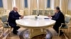 Президент України Петро Порошенко (праворуч) та президент Білорусі Олександр Лукашенко під час зустрічі в Києві. 21 липня 2017 року