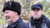 Vasile Enache, săteanul martor al masacrului și cercetătorul Adrian Cioflâncă 
