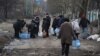 Місцеві жителі набирають воду зі свердловини. Донецьк, 5 лютого 2015 року