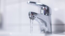 Aşgabadyň ýaşaýjylary suwuň 'mugt' döwri üçin jerimä sezewar edilýär