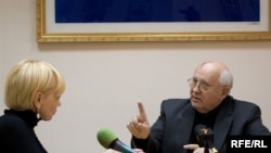 Mihail Gorbaciov acordînd un interviu Europei Libere