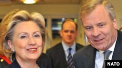 Hillary Clinton cu secretarul general Nato Jaap de Hoop Scheffer la Bruxelles