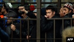 Иллюстративное фото. Трудовые мигранты стоят в очереди, чтобы получить разрешение на работу в Федеральной миграционной службе РФ в Москве.
