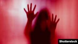 Shaxsning o‘n olti yoshga to‘lmaganligi aybdorga ayon bo‘lgan holda u bilan jinsiy aloqa qilish yoki jinsiy ehtiyojni g‘ayritabiiy usulda qondirish, aksar mamlakatlarda pedofiliya deb tasniflanadigan og‘ir jinoyat sanaladi