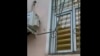 Окно Ошского городского суда. Скриншот с видео, которое было снято после побега прокурора из здания.