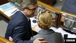 Позафракційний народний депутат Сергій Тарута і лідер фракції «Батьківщина» Юлія Тимошенко у залі парламенту