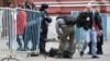 Полицейский с металлоискателем проверяет сумки прохожих через пару дней после взрыва в петербургском метро. 5 апреля 2017 года. 