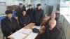 Ветераны производства и рядовые акционеры компании «Мангистаумунайгаз» в отделении «Казпочты», куда они пришли, чтобы отправить письмо президенту Казахстана. Актау, 4 февраля 2016 года.