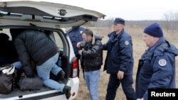 Pamje të qytetarëve të Kosovës gjatë kalimit ilegal të kufirit Serbi - Hungari...