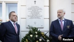 Ресей құрамасының бас бапкері Дик Адвокат (сол жақта) пен Ресей футбол федерациясының президенті Сергей Фурсенко. Варшава, 10 маусым 2012 жыл