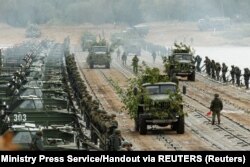 Ресей мен Беларусь әскерлерінің ортақ жаттығуы кезінде жүк көліктері жылжымалы көпірден өтіп барады. Қыркүйек 2021 жыл.