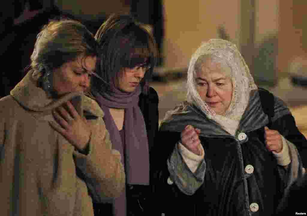 Marina Hodorkovskaia, mama fostului oligarh și soția sa Ina, împreună cu fiica Anastasia, după o audiere la tribunalul din Moscova la 30 decembrie 2010, cînd un judecător a mărit pedeapsa cu închisoarea, sub acuzația de delicte financiare.