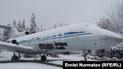 Самолет у входа в парк имени Навои, 16 января 2012