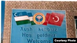 Özbegistanda ozalky türk liseýiniň girişindäki ýazgy