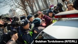 Задержание участниц марша 8 марта. 