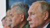 Президент России Владимир Путин и министр обороны РФ Сергей Шойгу (справа налево) наблюдают за ходом основного этапа стратегических командно-штабных учений «Кавказ-2020» на полигоне Капустин Яр. 25 сентября 2020 года
