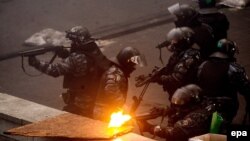 Ілюстративне фото. Бійці підрозділу «Беркут» ведуть вогонь по учасниках акції протесту на Майдані, Київ, лютий 2014 року