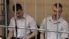 Екс-беркутівці Сергій Зінченко та Павло Аброськін під час судового засідання у Києві. Серпень 2015 року