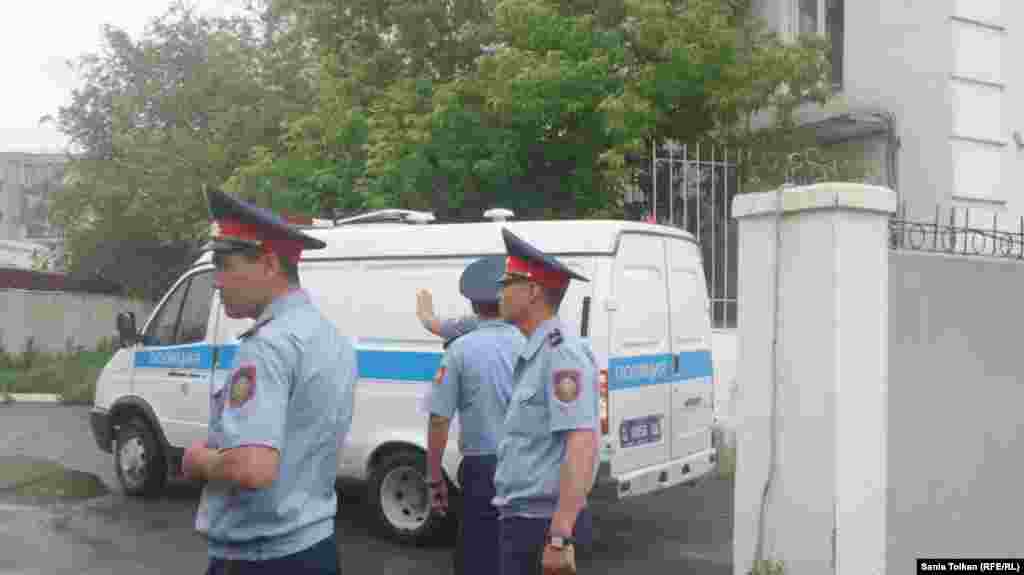 Сотрудники полиции у входа в здание Атырауского городского суда №2, где ожидается заседание суда по мере пресечения в отношении Макса Бокаева и Талгата Аяна. 