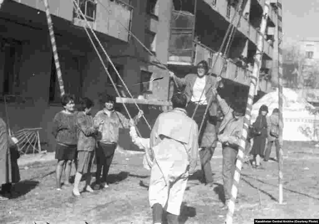 Алма-Ата, 1989 год. Автор съемки: Тамаева (имя неизвестно). «Алтыбақан» - национальные качели, установленные студентами на празднике Наурыз.