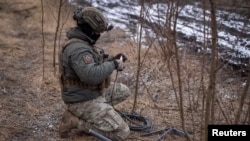 Украински војник од 47-та бригада подготвува сателитски интернет системи Стралинк на своите позиции на фронтовската линија, за време на рускиот напад врз Украина