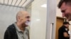 Vladimir Țemah (stânga), fost comandant al separatiștilor pro-ruși, la un tribunal în Kiev, 5 septembrie 2019