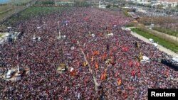 Stambulda Ekrem Imamoglunyň tussag edilmegine garşy geçirilen protest çäresi. 29-njy mart, 2025 ý.
