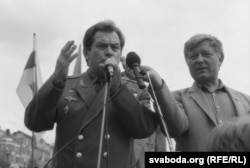 Кавалёнак падчас мітынгу на плошчы, мікрафон трымае Юрась Хадыка, які вёў мітынгі ў тыя дні