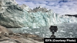 Ghețarii din Groenlanda se topesc din cauza schimbărilor climatice