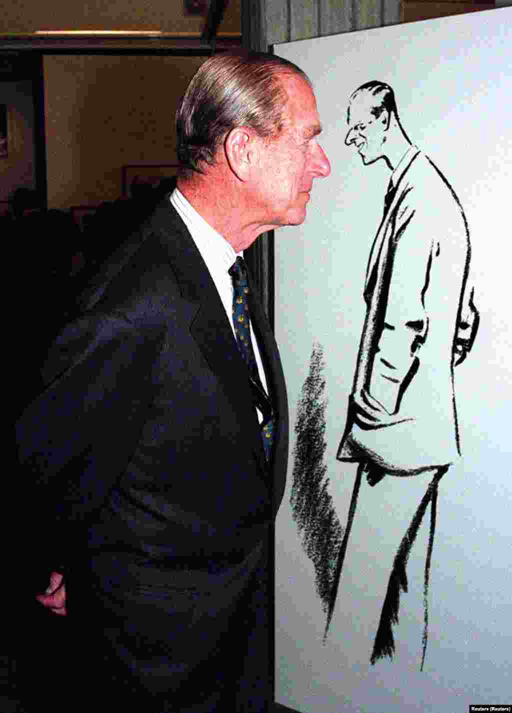Egy róla készült, életnagyságú grafika előtt pózol az új-zélandi grafikus, Sir David Low kiállításán a Wellingtoni Nemzeti Könyvtárban. 