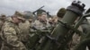 Президент Порошенко (в центрі) під час передачі сучасного озброєння та військової техніки особовому складу ЗСУ, Чугуїв, Харківська область, 15 жовтня 2016 рік