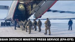 Rus harby gullukçylary Gazagystana uççak harby uçara münýär. 6-njy ýanwar, 2022. 