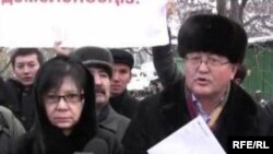«Свобода Слова» газетінің бас редакторы Гүлжан Ерғалиева мен «Жас Алаш» газетінің бас редакторы Рысбек Сәрсенбай Қытайдың бас консулдығының алдындағы наразылық шарасында. Алматы, 11 желтоқсан 2009 жыл.