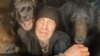 Михаил Филиппов в вольере с медведями. Скрин из видео на YouTube-канале "Мишкина берлога"