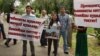 Пикет сторонников арестованных оппозиционного политика Болата Атабаева и гражданского активиста Жанболата Мамая у здания тюрьмы КНБ. Алматы, 15 июня 2012 года. 