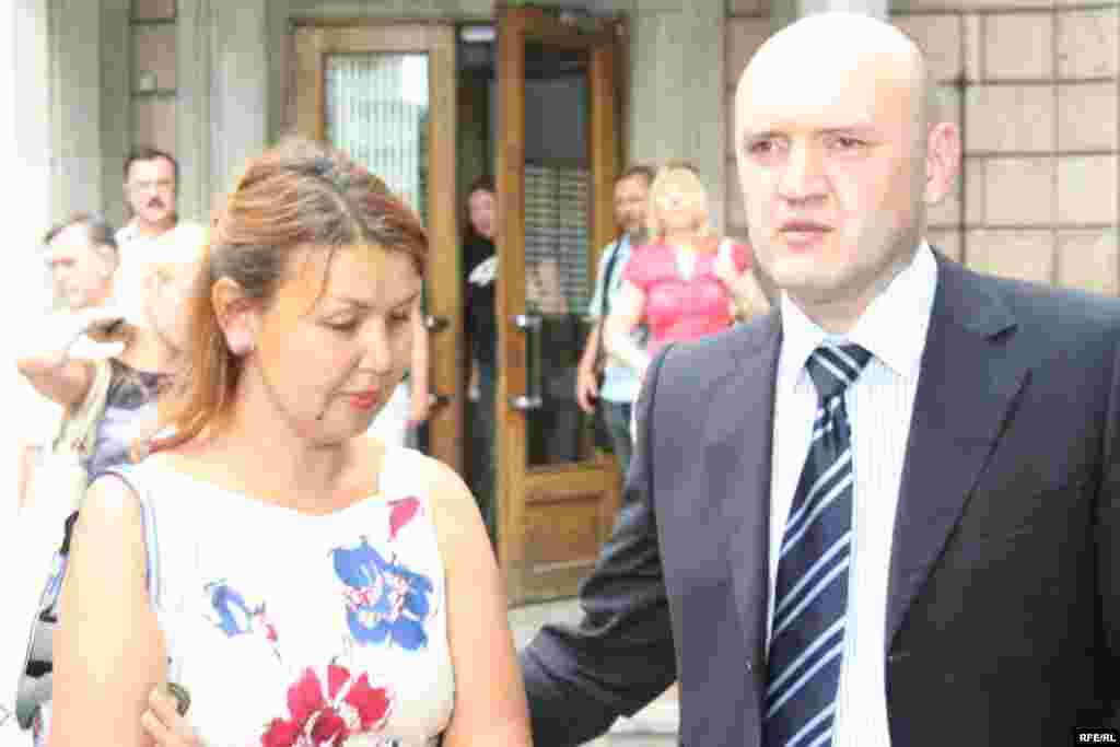 Kazakhstan - Dzhamila Dzhakisheva, wife of arrested top-manager Mukhtar Dzhakishev, and Sergey Jashin, Kazatomprom company vice-president. Almaty, 12Jun2009. Almaty, 12Jun2009 - Джамиля Джакишева, жена арестованного топ-менеджера Мухтара Джакишева и Сергей Яшин,вице-президент национальной компании «Казатомпром». Алматы, 12 июня 2009 года.