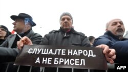 Protest la Belgrad împotriva negocierilor sârbo-kosovare, cu medierea UE. Pe inscripţie: "Ascultaţi poporul, nu Bruxellesul", 6 aprilie 2013
