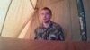 Украина -- туткундалган десантчылардын бири Алексей Генералов сурак берип жатат. 26-август, 2014.