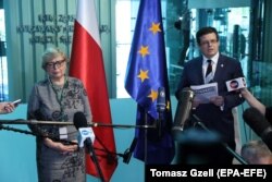 A lengyel Legfelsőbb Bíróság egykori első elnöke, Małgorzata Gersdorf professzor (balra) és Krystian Markiewicz, a Lengyel Bírák „Iustitia” Egyesületének elnöke Varsóban 2020. április 30-án