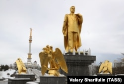 Памятник первому президенту Туркменистана Сапармурату Ниязову. Ашгаба, 14 февраля 2017 года.
