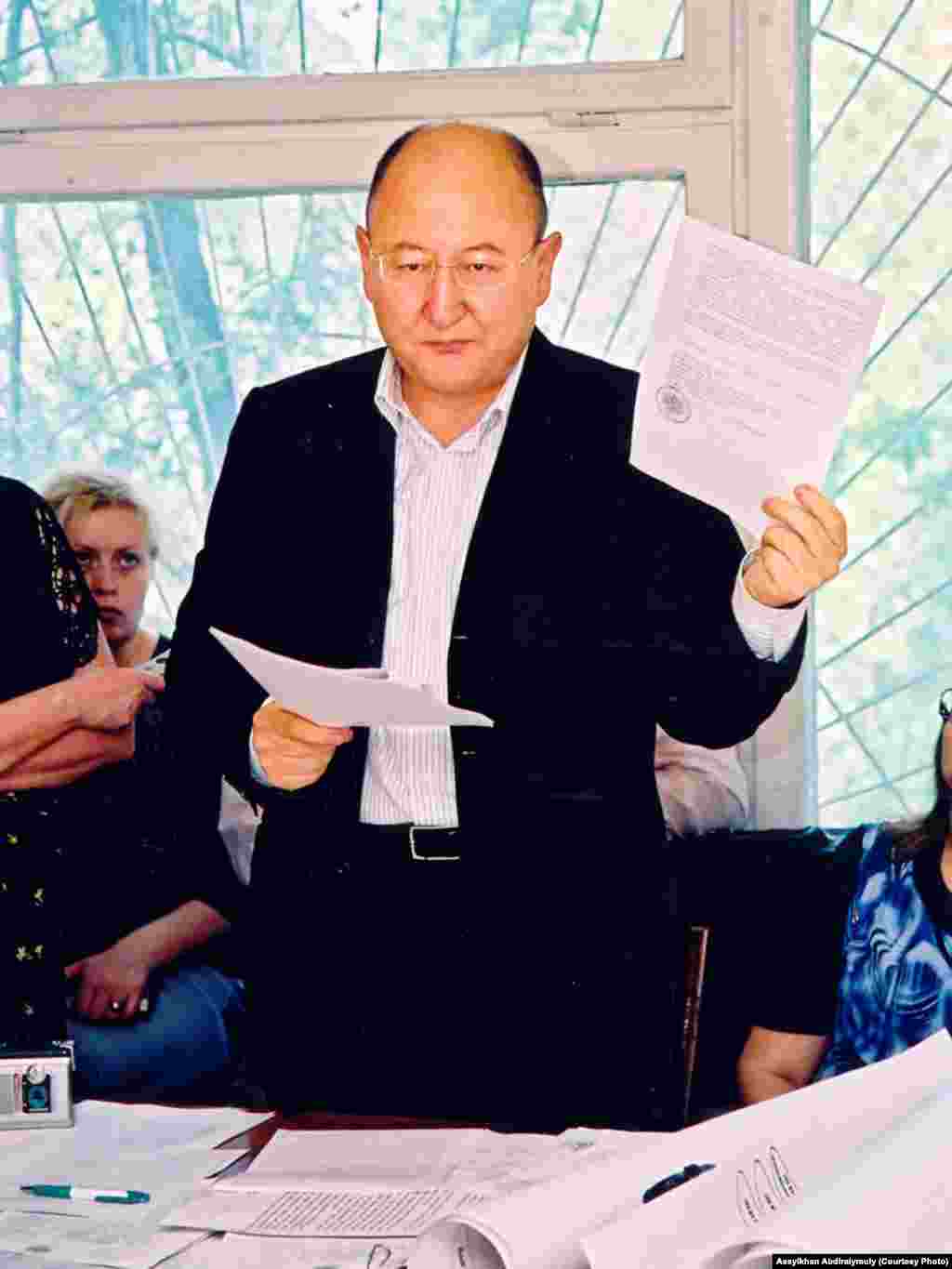 Алтынбек Сәрсенбайұлы "Хабар" арнасымен сот кезінде. Алматы, мамыр, 2005 жыл.