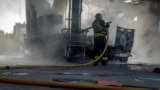 Пожарный тушит огонь на газовой станции в Сумах после российской атаки 15 августа