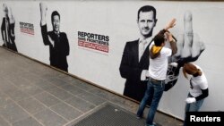 Poster Repoteri fără frontiere cu Vladimir Putin, X Jinping și Bașar al-Assad de Ziua libertății presei la Atelierul Brâncuși de la Paris, 3 mai 2013.