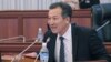 Жаңы шайланган акыйкатчы Бакыт Аманбаев Жогорку Кеңеште ант берүүдө. 3-октябрь, 2013.(Парламенттин фото кабарчысы Ашыркул Оморов тарткан сүрөт.)
