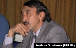 Болатбек Блялов, директор организации «Институт демократии и прав человека». Астана, 9 ноября 2012 года.