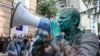 Голова організації «Центр протидії корупції» Віталій Шабунін після того, як невідомі облили його зеленкою, виступає перед учасниками протесту під стінами Спеціалізованої антикорупційної прокуратури 17 липня 2018 року