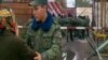 Женщина говорит с военнослужащим, как утверждается, у ворот тюрьмы в поселке Карабас Карагандинской области. 20 сентября 2012 года. Фото предоставил Вадим Курамшин.