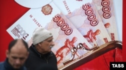 Afișe cu ruble in Simferopol, Crimeea, 9 decembrie, 2016