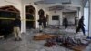 Сүрөттө: Мечиттеги жардыруудан кийин коопсуздук күчтөрү иликтөө иштерин жүргүзүүдө.