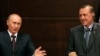 Türkiýäniň premýer-ministri Rejep Taýip Ärdogan (sagda) we Orsýetli kärdeşi Wladimir Putin Ankaradaky gol çekişlikden soň geçirilen metbugat konferensiýasynda, 6-njy awgust, 2009 ý.